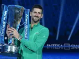 Novak Djokovic posa con el trofeo de campeón de las ATP Finals.