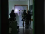 Soldados israelíes recorren el área de radiología del hospital Al Shifa en Gaza.