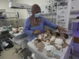 Una enfermera atiende a bebés palestinos nacidos prematuramente que fueron trasladados del hospital Al Shifa