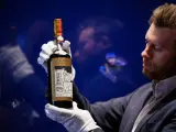 La botella de whisky escocés 'The Macallan', de 1926, con etiqueta del diseñador italiano Valerio Adami subastada por 2,4 millones de euros.