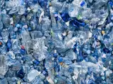 Al degradarse en el ambiente, los plásticos generan una serie de partículas minúsculas que pueden filtrarse a nuestro organismo a través de la alimentación.