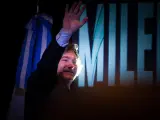 El presidente electo de Argentina, Javier Milei, saluda a los cientos de simpatizantes concentrados en Buenos Aires tras ganar la elecciones en Argentina.