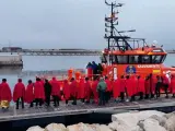 Los migrantes en el puerto de Alicante tras localizarse las dos pateras.