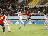 Marc Guiu remate un balón ante la defensa de Japón en el Mundial sub-17.