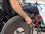 Un joven ingeniero extremeño diseña un prototipo de silla de ruedas que "cobra vida" a través de la voz