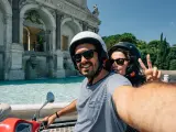 Una pareja que practica Moto Turismo