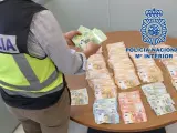 El dinero incautado tras la operación policial del local de alterne en la comarca granadina de Guadix.