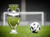 El trofeo de la Eurocopa junto al balón oficial de la edición 2024 en Alemania.