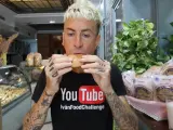 El 'youtuber' IvanFood comiendo mostachones de Utrera.