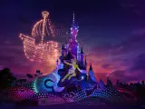 Espectáculo de drones con Peter Pan y el barco pirata sobre el Castillo de la Bella Durmiente en Disneyland Paris.