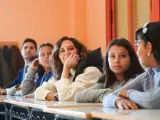 La presidenta de la Comunidad de Madrid, Isabel Díaz Ayuso, y el consejero de Educación, Ciencia y Universidades, Emilio Viciana, durante una visita a un colegio público de Madrid