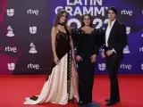 María Pombo, Marta Pombo y Pablo Castellanos en los Latin Grammy en Sevilla.