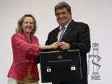 El nuevo ministro de Transformación Digital, José Luis Escrivá, recibe la cartera de Nadia Calviño, ministra de Economía.