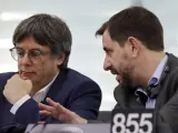 Comin (d) y Puigdemont (izq) durante la sesión de Estrasburgo.