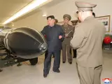 El líder norcoreano Kim Jong Un (izquierda) inspecciona un proyecto de armamento nuclear en Corea del Norte, en una imagen de archivo.