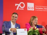 El presidente del gobierno en funciones y secretario general del PSOE, Pedro Sánchez junto a la portavoz de los eurodiputados socialistas, Iratxe García.
