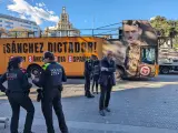 Agentes policiales, en Barcelona, junto al bus de Hazte Oír.