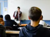 Un niño atiende en clase