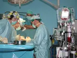 Varios sanitarios durante una intervenci&oacute;n quir&uacute;rgica en un hospital andaluz.