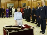 La nueva ministra de Infancia y Juventud, Sira Rego, promete el cargo ante el rey Felipe VI.