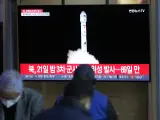 Una pantalla muestra el lanzamiento del satélite espía de Corea del Norte.