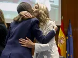 La vicepresidenta y l&iacute;der de Sumar, Yolanda D&iacute;az, besa a la secretaria general de Podemos, Ione Belarra, el martes.