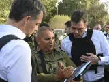 El presidente del Gobierno Pedro S&aacute;nchez (d) y el primer ministro belga, Alexander de Croo (i), escuchan a un mando militar israel&iacute;.