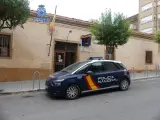 Un vehículo de la Policía Nacional frente a la Comisaría de Yecla, en Murcia.