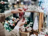 El Mercado de Navidad de la Plaza Bib-Rambla, en Granada, cuenta con más de 70 puestos en los que se ofrecen todo tipo de productos navideños.