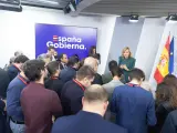 La nueva portavoz del gobierno, Pilar Alegría, charla con periodistas tras la rueda de prensa del pasado martes.