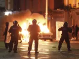 Grupos de extrema derecha atacan a la Policía durante el operativo por el apuñalamiento de Dublín.