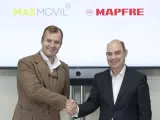 De izquierda a derecha: el consejero delegado del grupo MásMóvil, Meinrad Spenger, y el consejero delegado de Mapfre Iberia, José Manuel Inchausti.