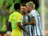 Rodrygo discute con Messi y De Paul.