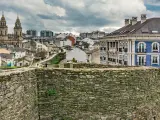 Vista de la Catedral y del muro de Lugo declarada Patrimonio de la humanidad por la UNESCO