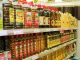 Botellas de aceite de oliva en las estanterías de un supermercado.