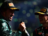 Alonso y Verstappen celebran en el podio de Brasil.