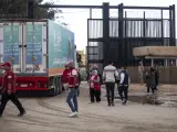 Camiones de ayuda entran en Gaza a través del paso de Rafah.