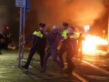 El apuñalamiento de cuatro personas este jueves en Dublín, tres de ellas menores, ha provocado graves disturbios en el centro ciudad, en los que "maleantes" de "extrema derecha" han aprovechado este incidente para atacar a la Policía irlandesa (Garda) y destrozar el transporte público y mobiliario urbano.