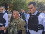 El presidente del Gobierno, Pedro Sánchez y el primer ministro belga, Alexander de Croo, junto a un militar israelí.