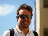 Fernando Alonso, sonriente a su llegada a Abu Dhabi.