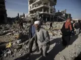 Palestinos cerca de sus casas destruidas en Khan Younis, al sur de la Franja de Gaza.