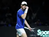Jannik Sinner celebra su victoria en la Copa Davis ante Novak Djokovic.