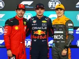 Max Verstappen, sonriente con su pole junto a Leclerc y Piastri.