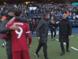 Darwin Núñez y Pep Guardiola durante su enfrentamiento tras el Manchester City - Liverpool.