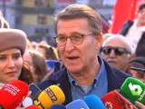 El l&iacute;der del PP, Alberto N&uacute;&ntilde;ez Feij&oacute;o, realiza declaraciones a los medios desde la Puerta del Sol de Madrid.