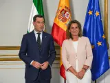 El presidente de la Junta de Andalucía, Juanma Moreno, posa junto a la ministra de Transición Ecológica y el Reto Demográfico, Teresa Ribera, el pasado septiembre en Sevilla.