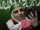 Aseel al-Titi, con una cinta de Hamás, recibida en Cisjordania tras ser liberada.