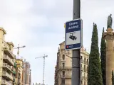 Imagen de archivo de una señal de aviso de la presencia de un cámara con radar en Barcelona.