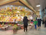 Clientes y turistas visitan el mercado de abastos de La Encarnación