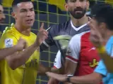 Cristiano Ronaldo corrige al árbitro y niega un penalti a favor.
